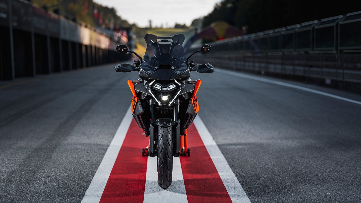2025 KTM 1390 SUPER DUKE GT front